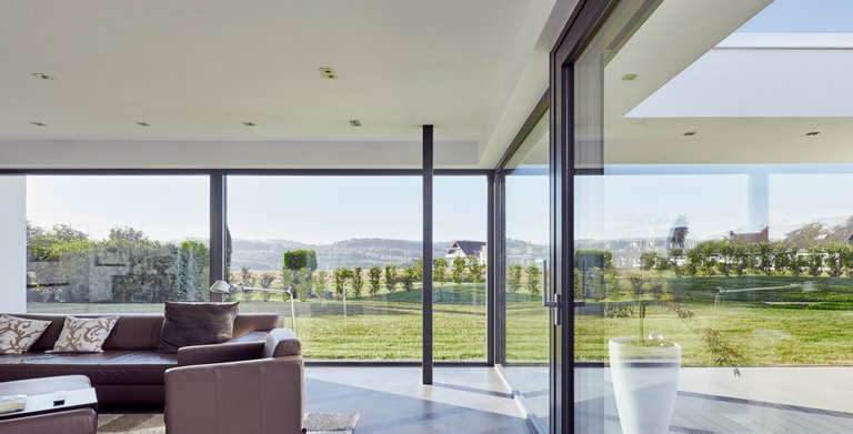 Wohnzimmer mit großzügiger Glasfläche sorgt für eine tolle Aussicht. Copyright: ZimmerMeisterHaus/Kistner