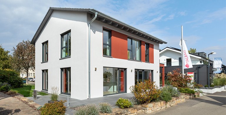 Rote Farbdetails setzen gekonnte Akzente bei der Fassadengestaltung Copyright: TALBAU-Haus GmbH
