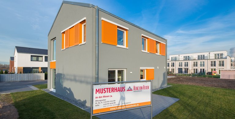 Die Außengestaltung macht das neue Musterhaus zum Hingucker im Baugebiet.  Copyright: Heinz von Heiden GmbH Massivhäuser