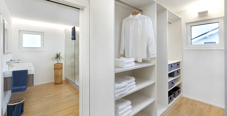 Die Ankleide verbindet das Schlafzimmer und das Badezimmer miteinander Copyright: TALBAU-Haus GmbH