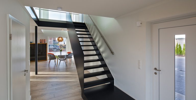 Die filigrane Treppenkonstruktion aus Stahl führt ins Obergeschoss. Copyright: Heinz von Heiden GmbH Massivhäuser