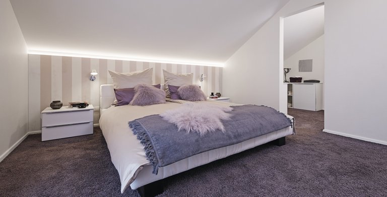Schlafzimmer mit geräumiger Ankleide Copyright: WeberHaus