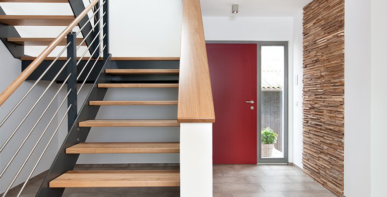 Die offene Stahlzweiholmtreppe führt ins Dachgeschoss und zu den Schlafräumen Copyright: TALBAU-Haus GmbH