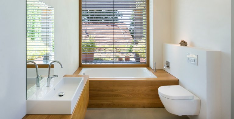 Kleines aber modern ausgestattenes Badezimmer. Perfekt für Zwei. Copyright: ZimmerMeisterHaus/Guido Schiefer
