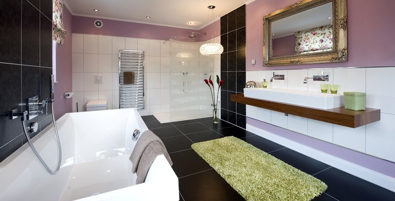 Das separate Badezimmer für die Eltern ist luxuriös ausgestattet. Copyright: Heinz von Heiden GmbH Massivhäuser