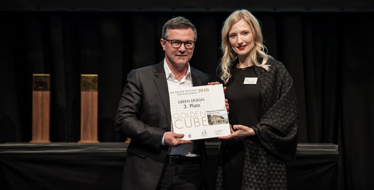 Das Vitalhaus Heidi ausgezeichnet! Wir freuen uns über den Golden Cube, den Großen Deutschen Fertighauspreis 2018 in der Kategorie "Green Design".  Copyright: 