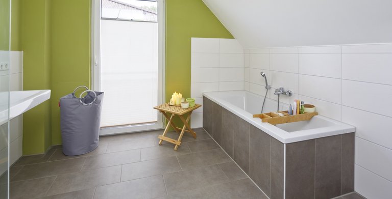 Ein stimmiges Farbkonzept macht das Badezimmer zur Wohlfühloase. Copyright: Heinz von Heiden GmbH Massivhäuser