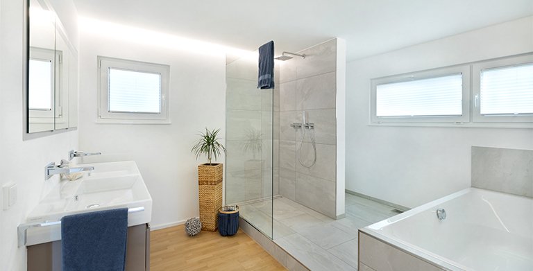 Das Badezimmer wurde auf zwei Ebenen und mit praktischer Zwischenwand geplant. In der Nische versteckt sich so nicht direkt einsehbar die Toilette Copyright: TALBAU-Haus GmbH
