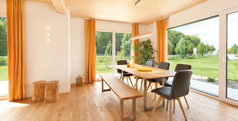 Das gemütliche Esszimmer mit den bodentiefen Fenstern lädt zu gemeinsamen Abenden mit Freunden und der Familie ein Copyright: TALBAU-Haus GmbH