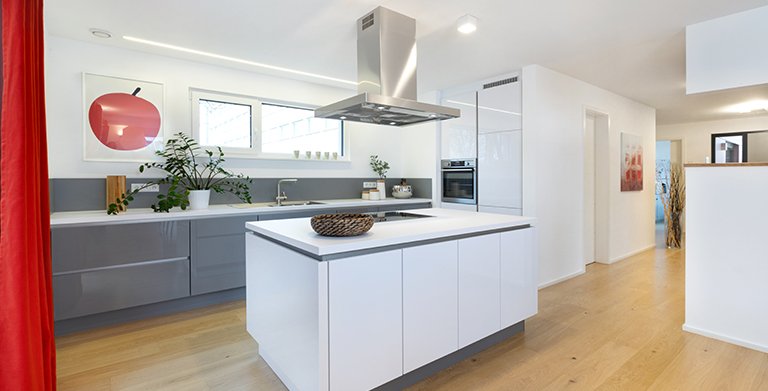 Die Küche mit Kochinsel bietet Arbeitsfläche und Stauraum gleichermaßen Copyright: TALBAU-Haus GmbH