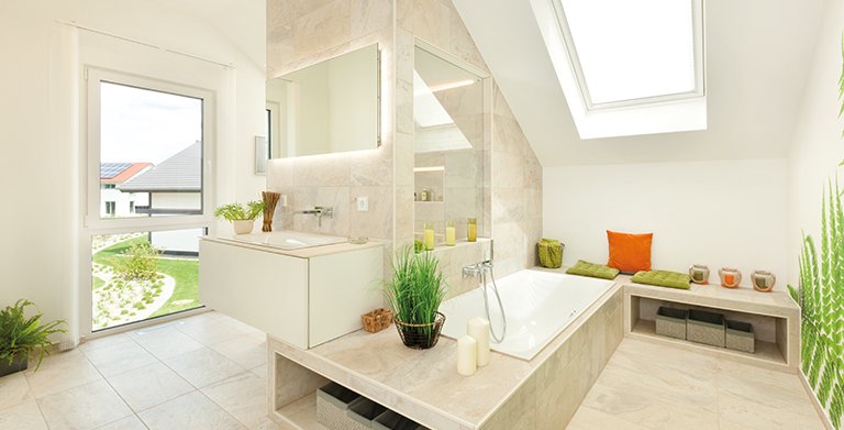 Das Familienbadezimmer wurde mit einer bodenebenen Dusche, einem WC, einem Waschtische sowie einer integrierten Badewannenlösung mit Sitzbank geplant Copyright: TALBAU-Haus GmbH