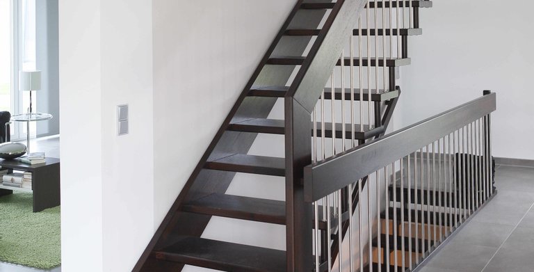 Eine gerade Holztreppe führt ins Obergeschoss. Copyright: Heinz von Heiden GmbH Massivhäuser