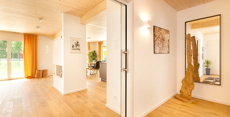 Der Wohnbereich kann nach Bedarf mit einer Schiebetür vom Flur getrennt werden Copyright: TALBAU-Haus GmbH