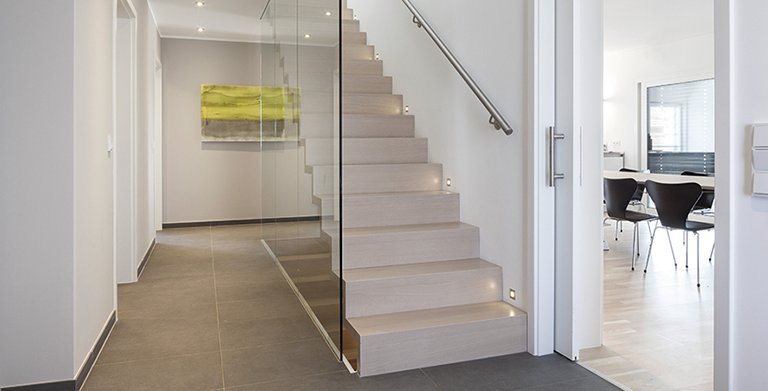 Ein Highlight dieses Hausentwurfes ist die schwebende und verglaste Treppenkonstruktion Copyright: Wolf-Haus