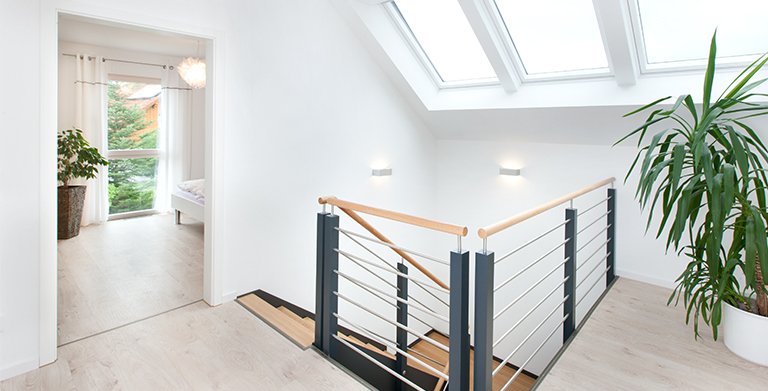 Die nebeneinander angeordneten Dachfenster lassen viel Tageslicht in das Obergeschoss. Und auch den Treppenaufgang profitiert von dem zusätzlichen Licht Copyright: TALBAU-Haus GmbH