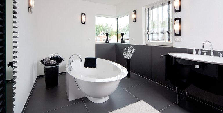 Das Bad glänzt mit schwarz-weißer Eleganz Copyright: Wolf-Haus