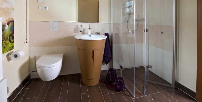 Das Gäste-WC verfügt ebenfalls über eine Dusche. Copyright: Heinz von Heiden GmbH Massivhäuser