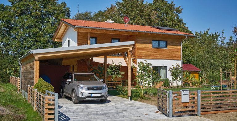 Kundenhaus MÜHLDORF - Ansicht mit Carport Copyright: Sonnleitner Holzbauwerke