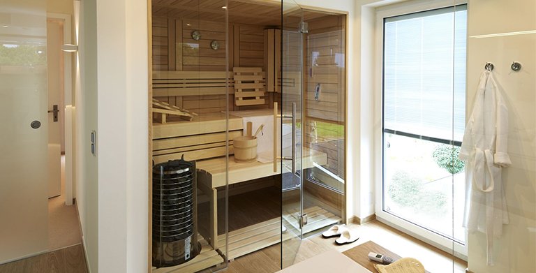 Im Wellnessbad mit Wanne und großer Dusche, bleibt auch noch Platz für eine Sauna. Copyright: 