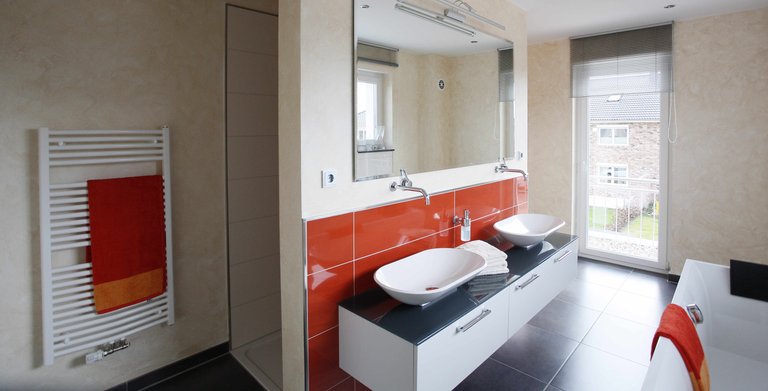 Im großzügig geschnittenen Bad finden sowohl eine Badewanne als auch eine bodentiefe Dusche Platz.  Copyright: Heinz von Heiden GmbH Massivhäuser