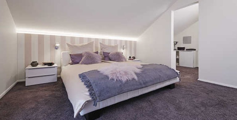 Gemütliches Schlafzimmer mit Ankleide Copyright: WeberHaus