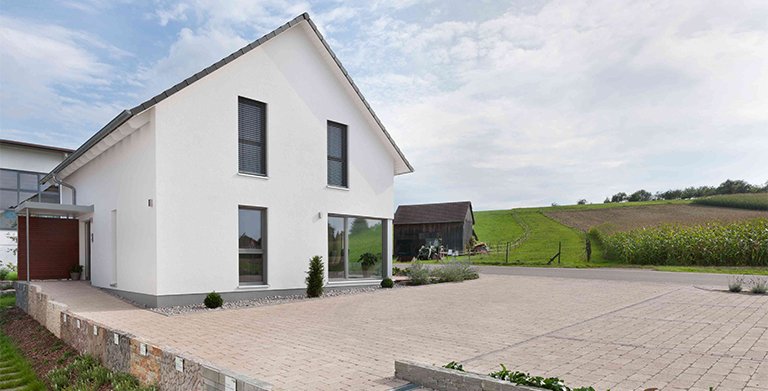 Der überdachte Hauseingang befindet sich auf der Gebäuderückseite Copyright: TALBAU-Haus GmbH