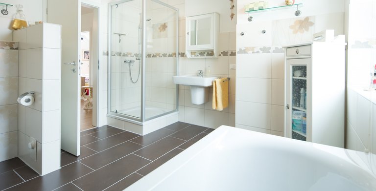 Ein Familien Badezimmer mit allem, was dazu gehört: Badewanne, Dusche und vor allem viel Platz. Copyright: Heinz von Heiden GmbH Massivhäuser
