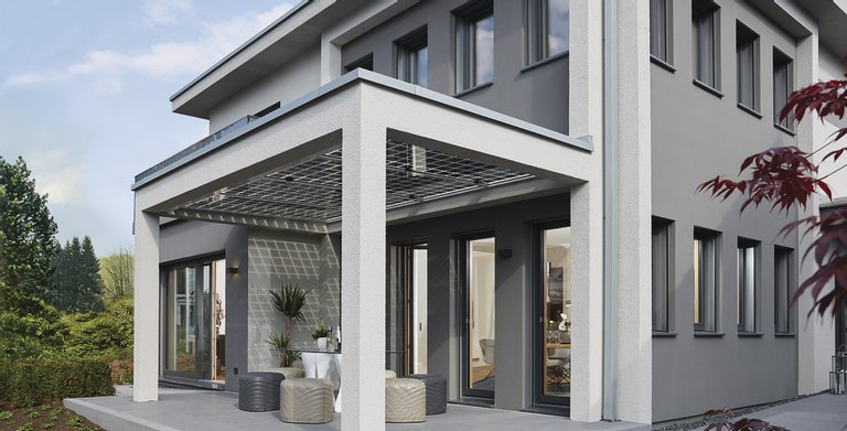 Terrassenüberdachung mit Photovoltaik-Modulen Copyright: WeberHaus