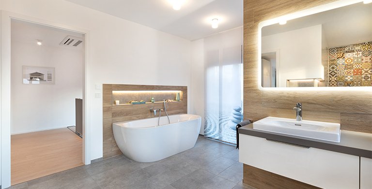Hauptbadezimmer mit freistehender Badewanne Copyright: TALBAU-Haus GmbH