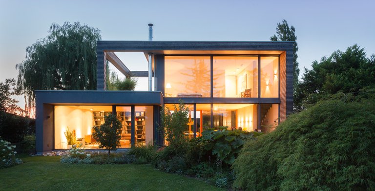 Haus Peters überzeugt selbst bei Nacht mit tollem Design und viel Transparenz Copyright: ZimmerMeisterHaus/Guido Schiefer