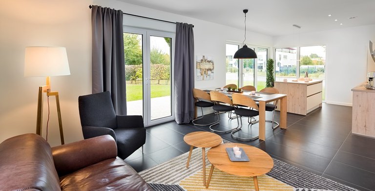 Wohnzimmer, Essplatz und Küche sind offen gestaltet und gehen nahtlos ineinander über.  Copyright: Heinz von Heiden GmbH Massivhäuser