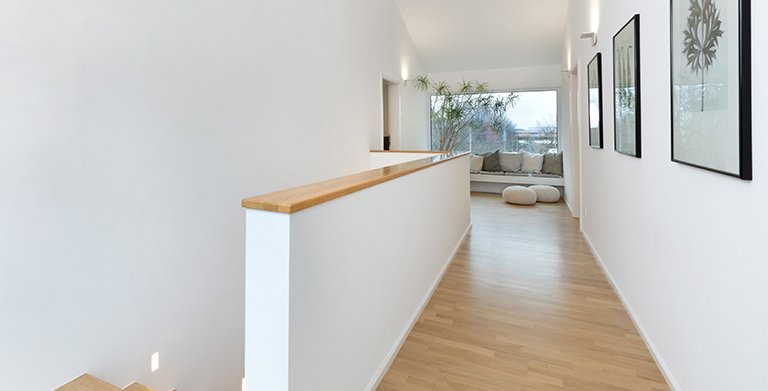 Im Dachgeschoss liegen linker Hand die Kinderzimmer und rechter Hand der Elternbereich sowie das gemeinsame Badezimmer Copyright: TALBAU-Haus GmbH