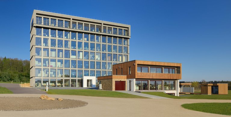 KAMPA Bauinnovationszentrum in Aalen Waldhausen mit einer über 2000m² Bemusterungsausstellung inklusive VIESSMANN Center, Bäderwelt und Küchenstudio. Copyright: KAMPA GmbH
