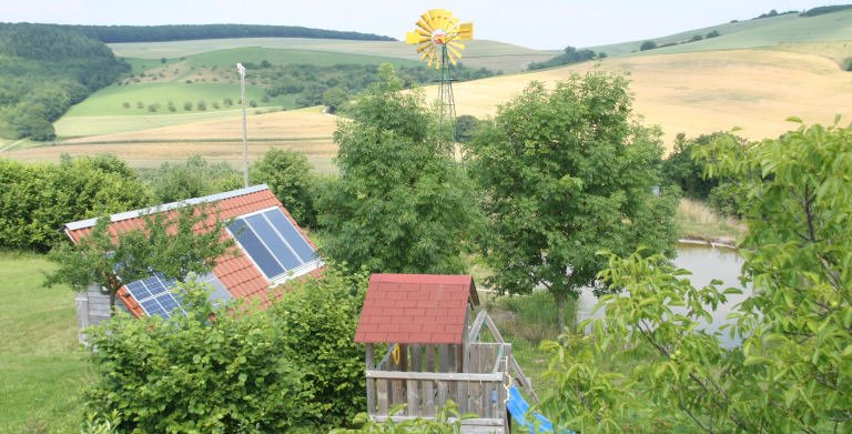 Windrad, Spielplatz und Teich im Musterhauspark Copyright: Bio-Solar-Haus